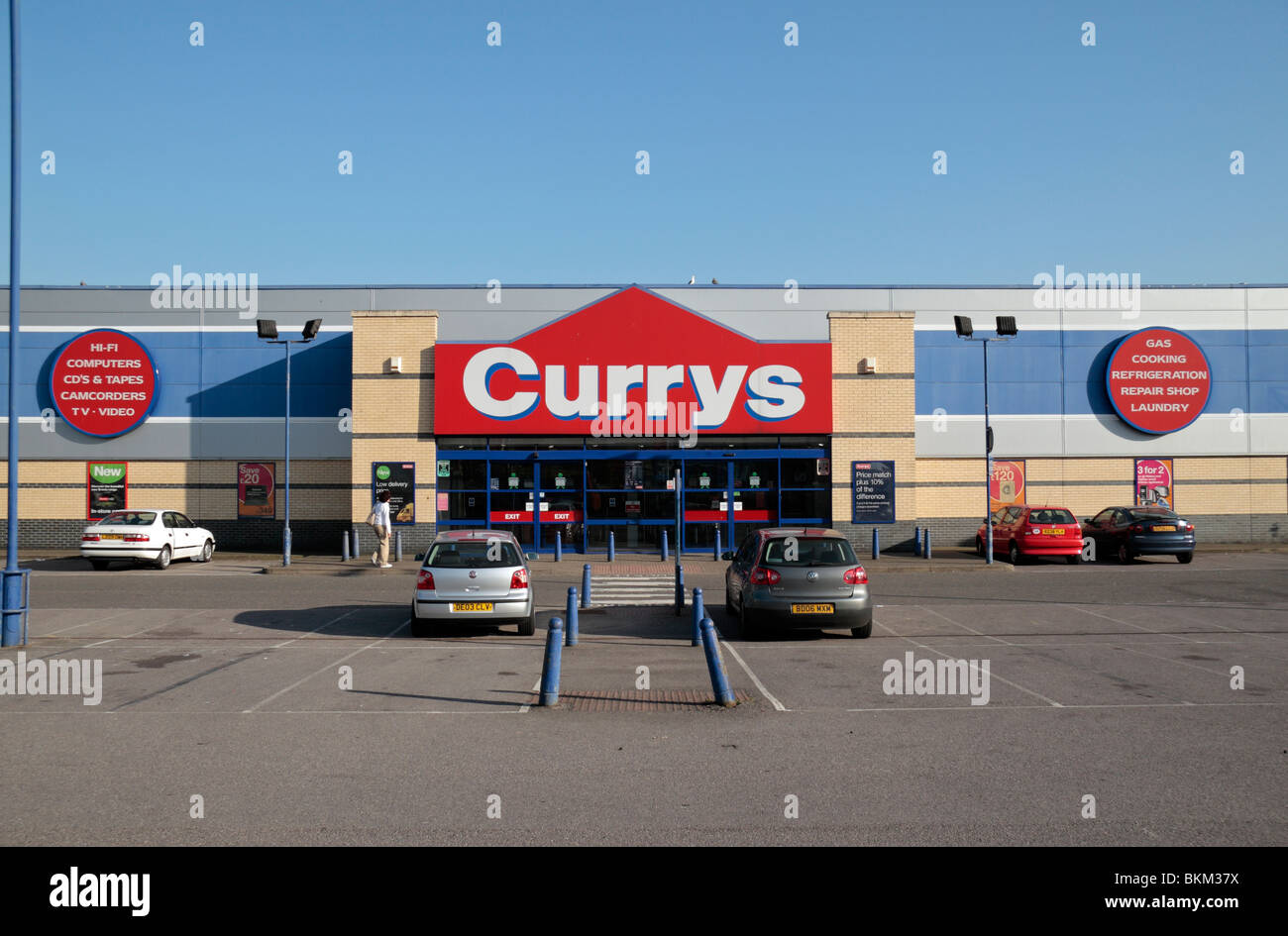 Car park and front entrance to the Currys electrical shop/warehouse, Great West Road, Brentford, Middx, UK Apr 2010 Stock Photo