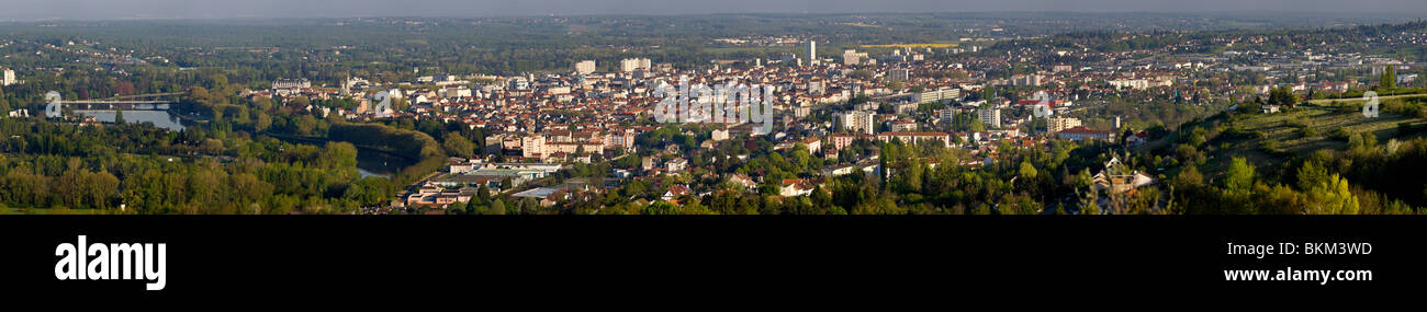 In Spring, an aerial and panoramic view of the Vichy thermal spa (France). Vue aérienne et panoramique de Vichy, au Printemps. Stock Photo