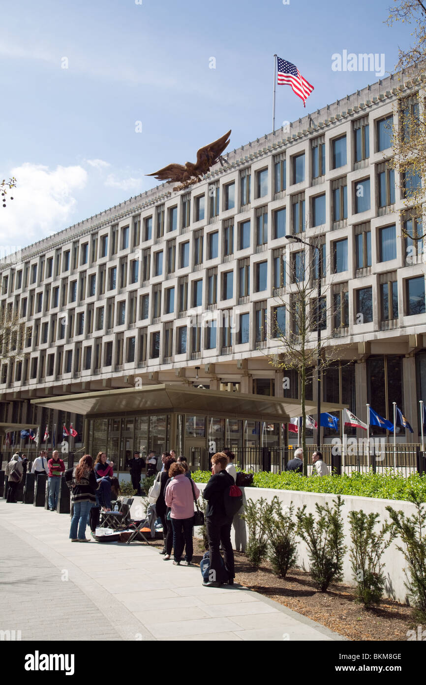 British students queuing for Visas at the US Embassy, Grosvenor Square, London, UK Stock Photo