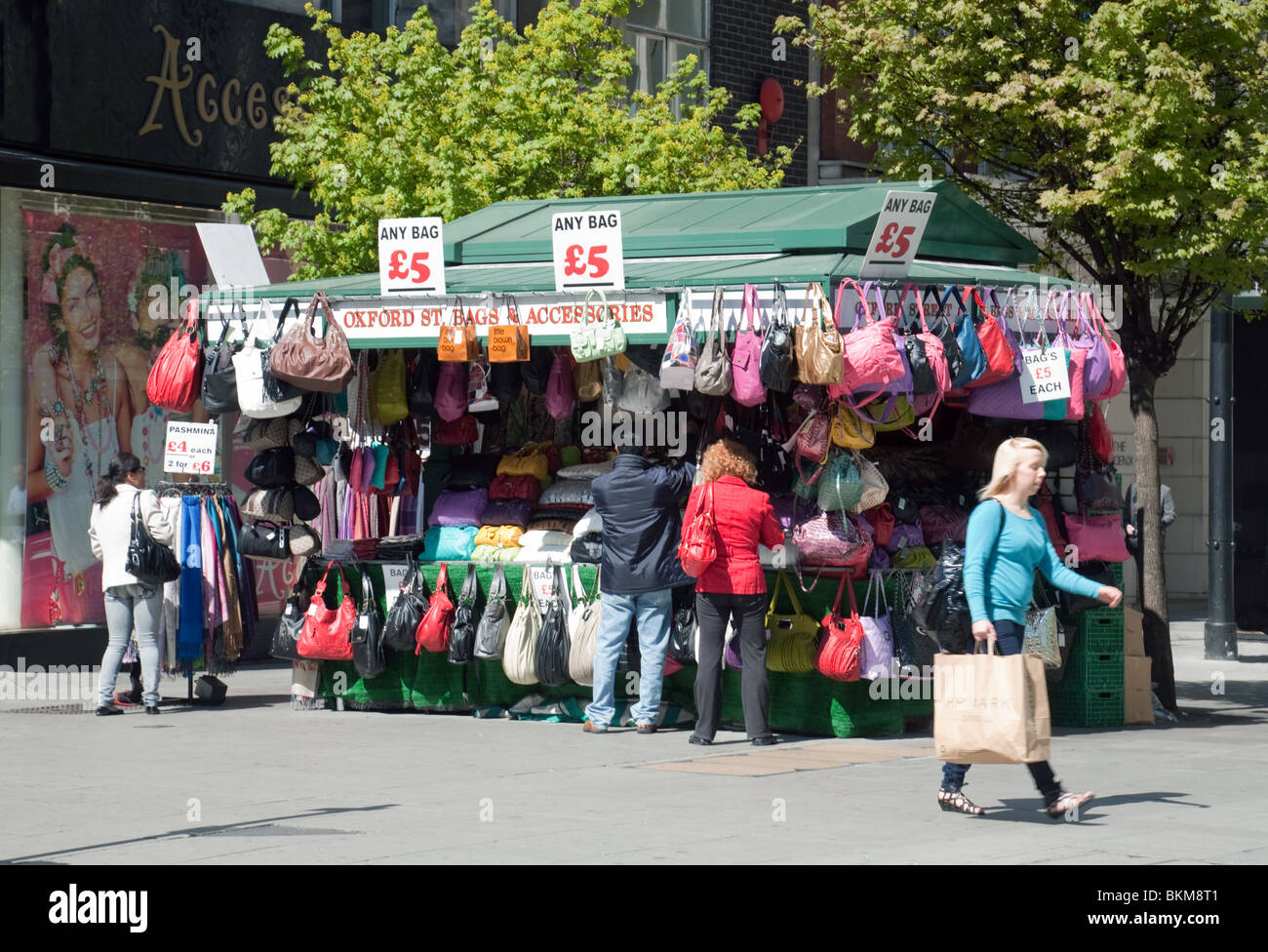 Sygdom nål Kontrovers Street market stall UK; Bags and Accessories stall, Oxford Street, London  UK Stock Photo - Alamy