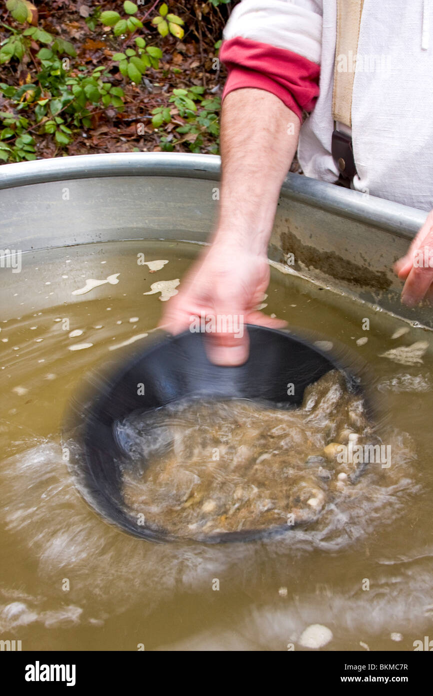 Panning for gold 1800s hi-res stock photography and images - Alamy