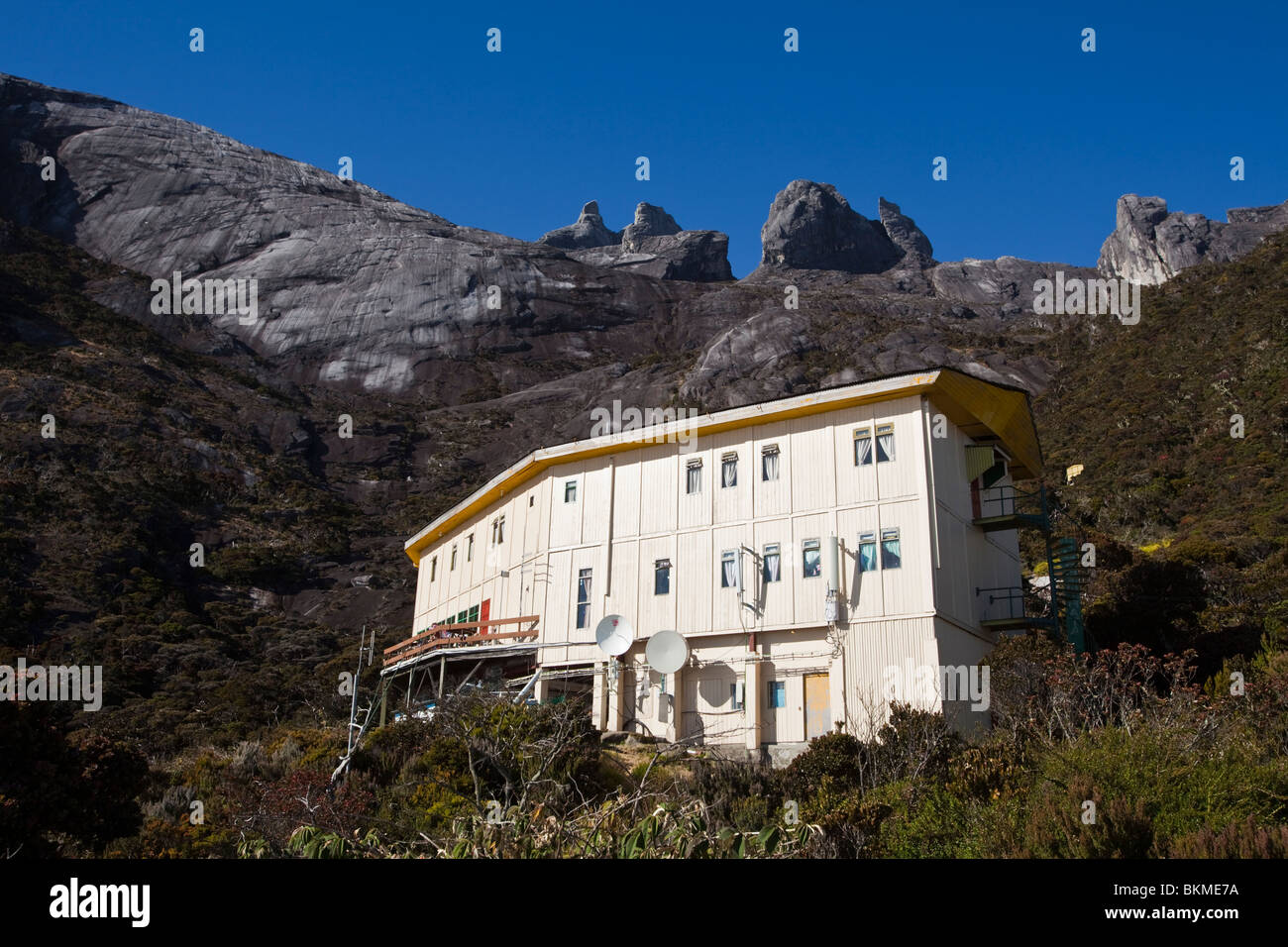 Laban Rata resthouse with the peaks of Mt Kinabalu in the background. Kinabalu National Park, Sabah, Borneo, Malaysia. Stock Photo