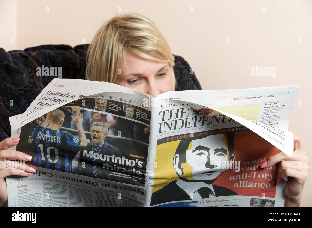 Woman reading the new edition (May 2010) of The Independent newspaper Stock Photo