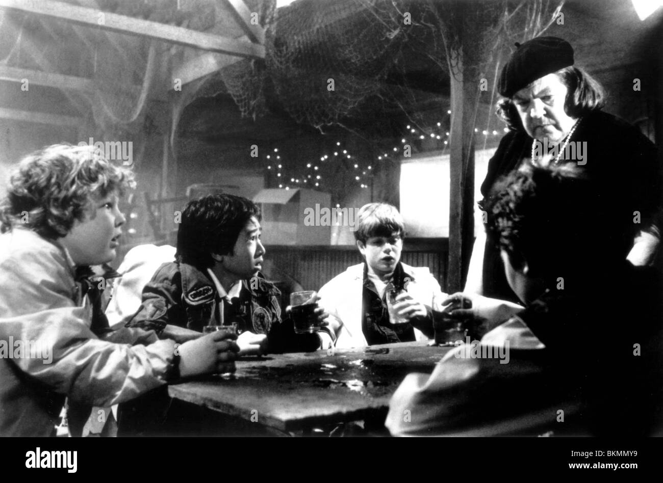 THE GOONIES (1985) JEFF COHEN, KE HUY QUAN, SEAN ASTIN, ANNE RAMSEY, COREY FELDMAN GOO 001P Stock Photo