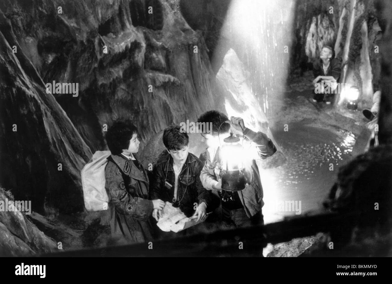 THE GOONIES (1985) KE HUY QUAN, SEAN ASTIN, COREY FELDMAN, MARTHA PLIMPTON GOO 006P Stock Photo