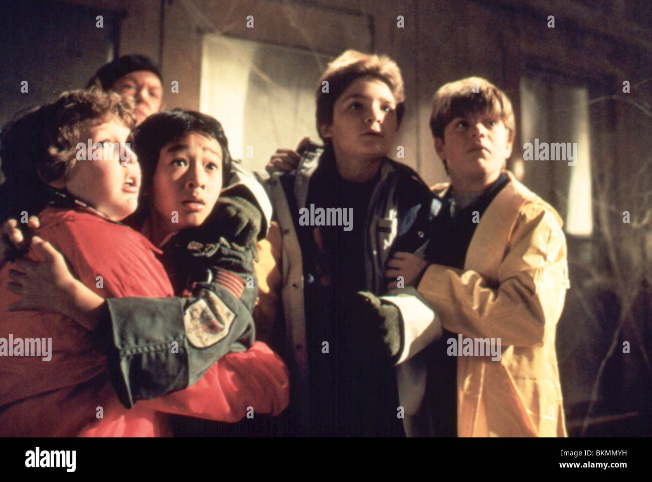 THE GOONIES (1985) JEFF COHEN, KE HUY QUAN, COREY FELDMAN, SEAN ASTIN, RICHARD DONNOR (DIR) GOO 013 Stock Photo