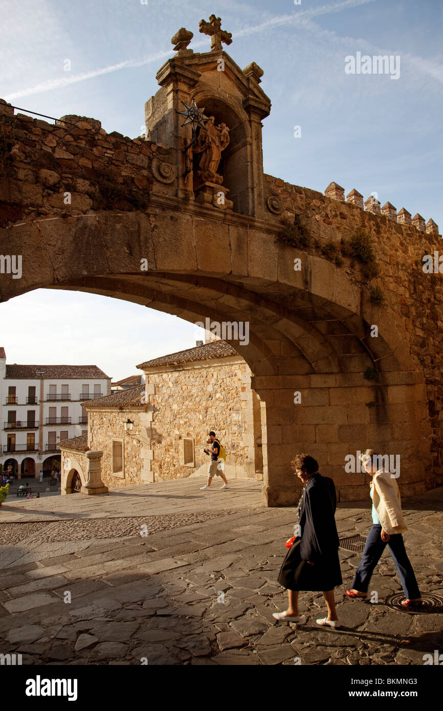 Arco de la Estrella centro histórico monumental de Cáceres Extremadura España historic center spain Stock Photo