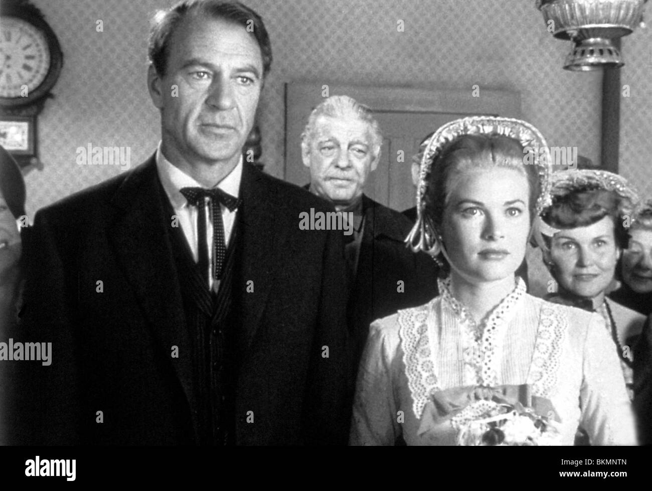 HIGH NOON (1952) GARY COOPER, GRACE KELLY HGN 015 P Stock Photo