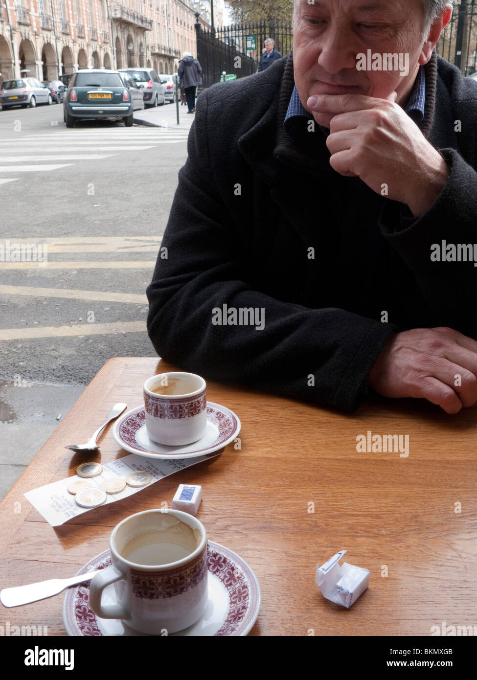 Man france cafe outside hi-res stock photography and images - Alamy