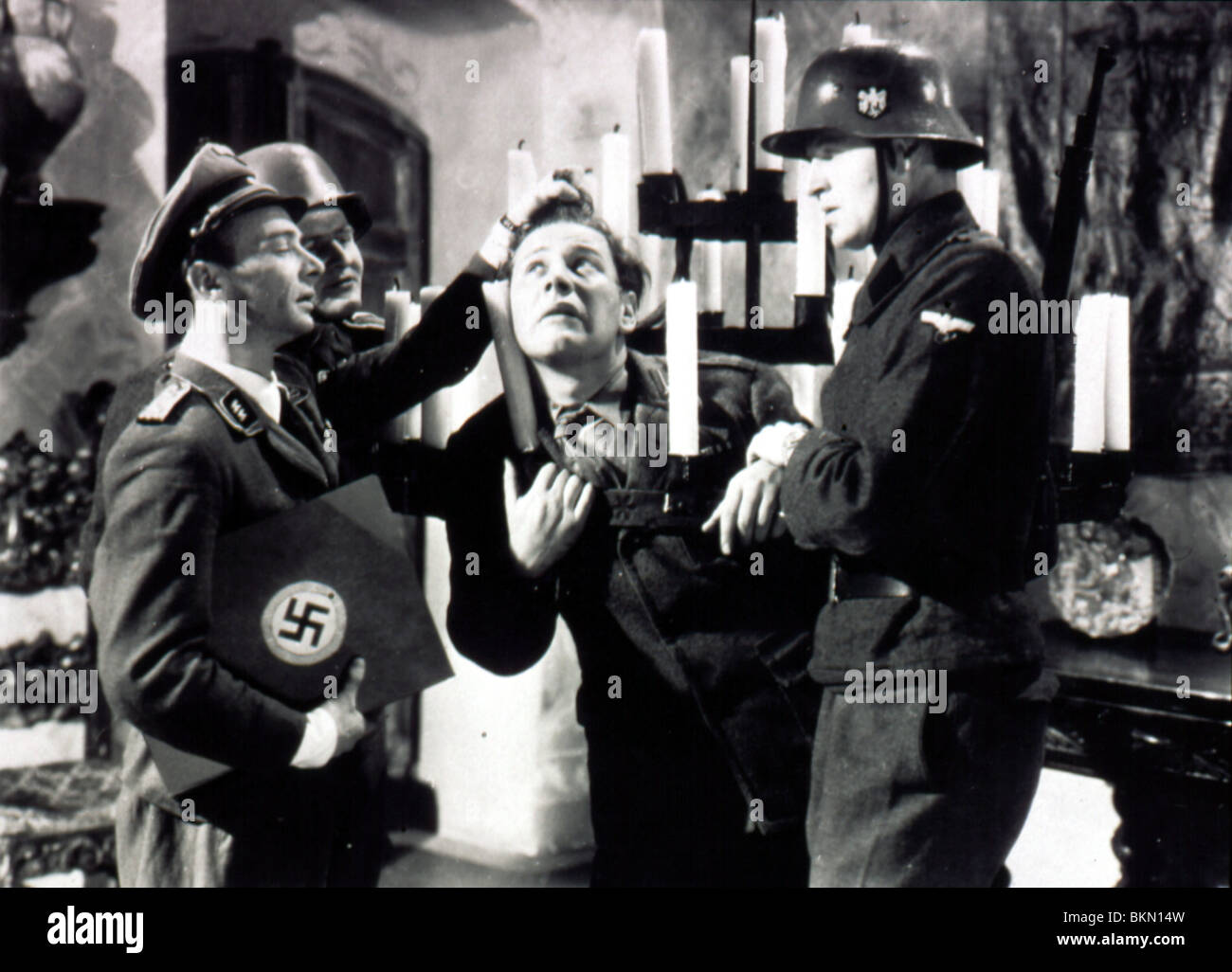 PRIVATE ANGELO (1949) PETER USTINOV, MICHAEL ANDERSON (DIR), PETER USTINOV (DIR) PRIA 001 Stock Photo