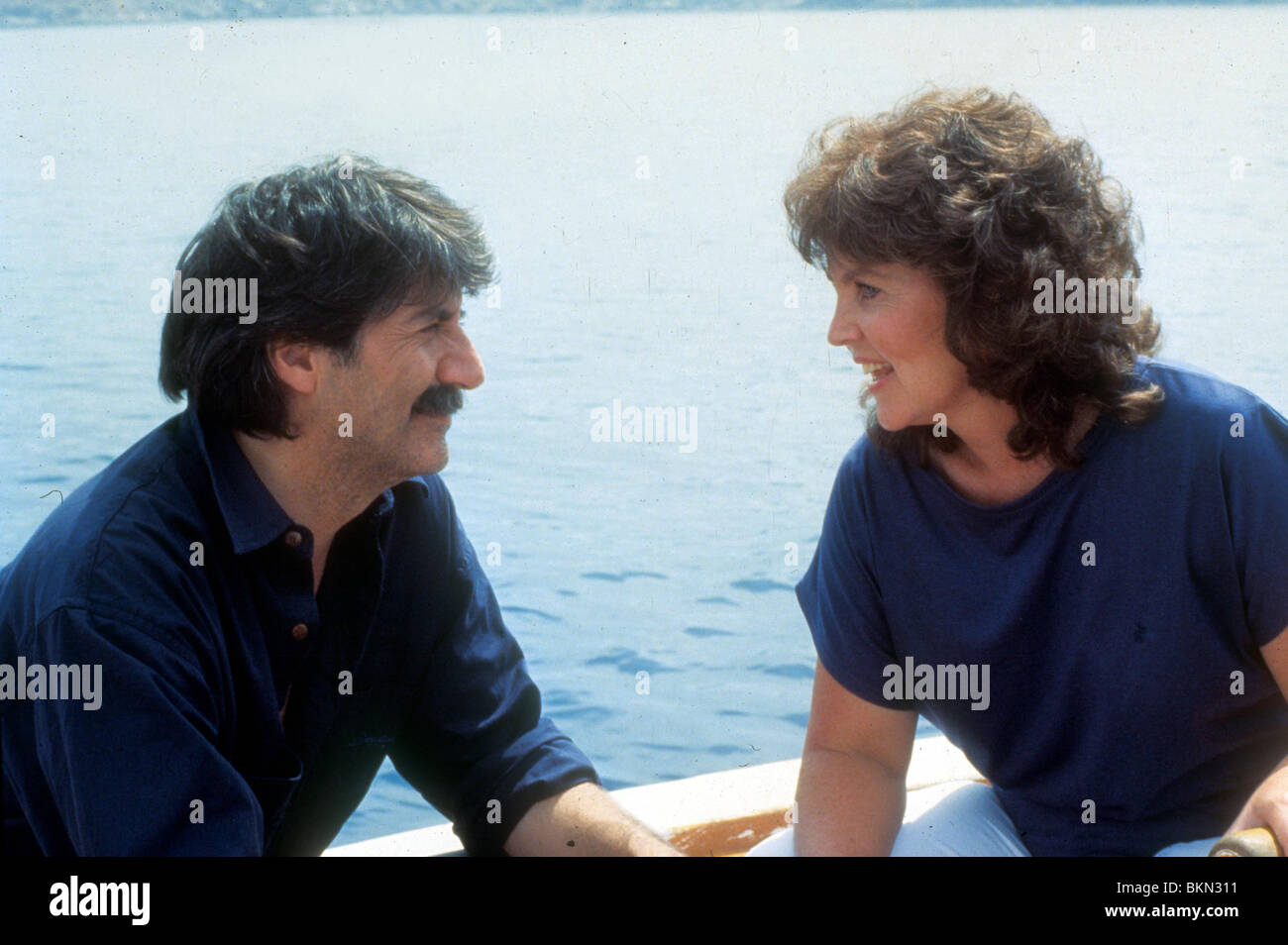 SHIRLEY VALENTINE (1989) TOM CONTI, PAULINE COLLINS SHV 002 Stock Photo