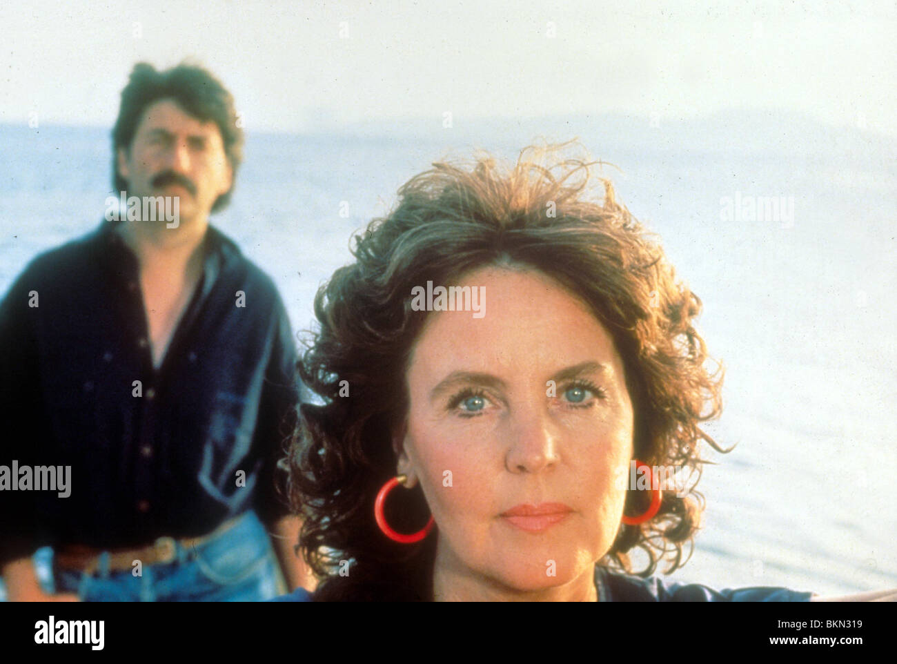 SHIRLEY VALENTINE (1989) TOM CONTI, PAULINE COLLINS SHV 055 Stock Photo