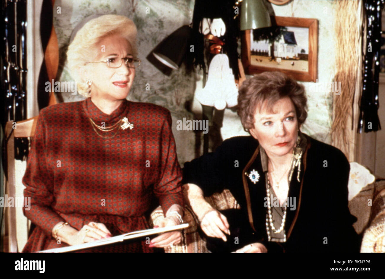 STEEL MAGNOLIAS (1989) OLYMPIA DUKAKIS, SHIRLEY MACLAINE STM 090 Stock