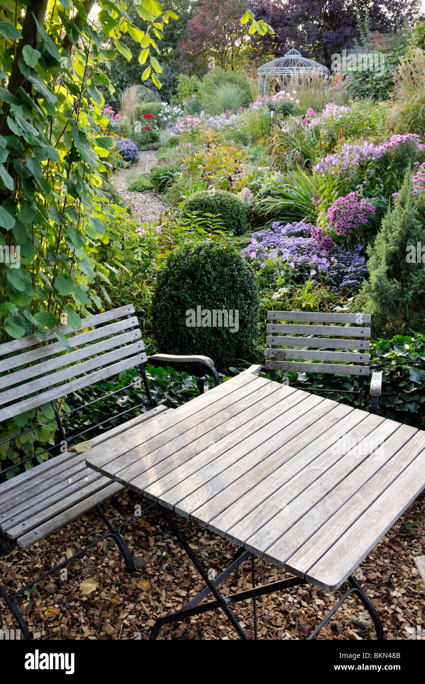 Seating area in an autumnal garden. Design: Marianne and Detlef Lüdke Stock Photo