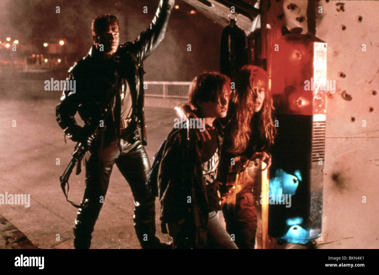 TERMINATOR 2: JUDGEMENT DAY (1991) ARNOLD SCHWARZENEGGER, EDWARD FURLONG, LINDA HAMILTON TR2 193 Stock Photo