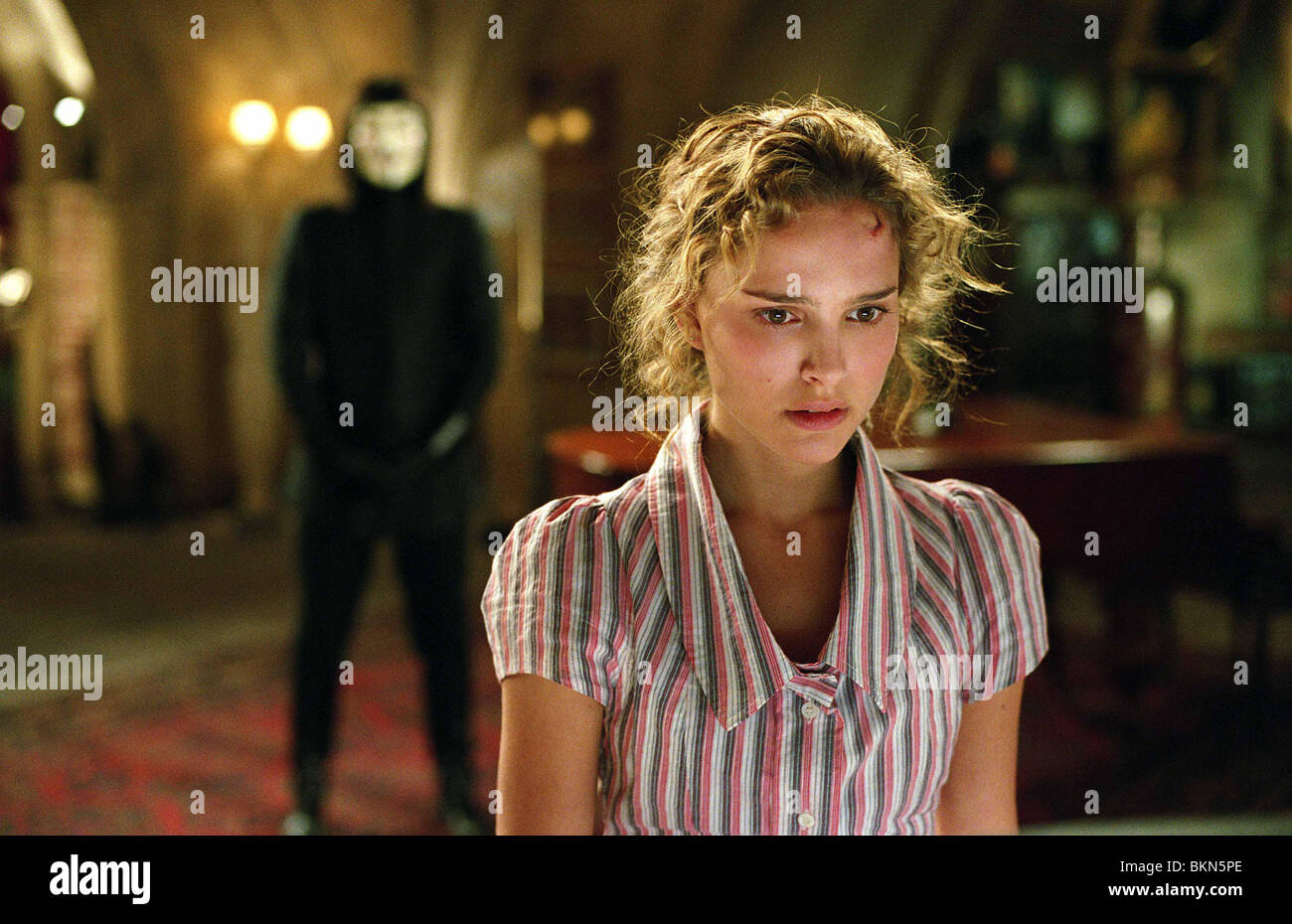 V FOR VENDETTA (2005) NATALIE PORTMAN, HUGO WEAVING VFOR 001-32 Stock Photo  - Alamy