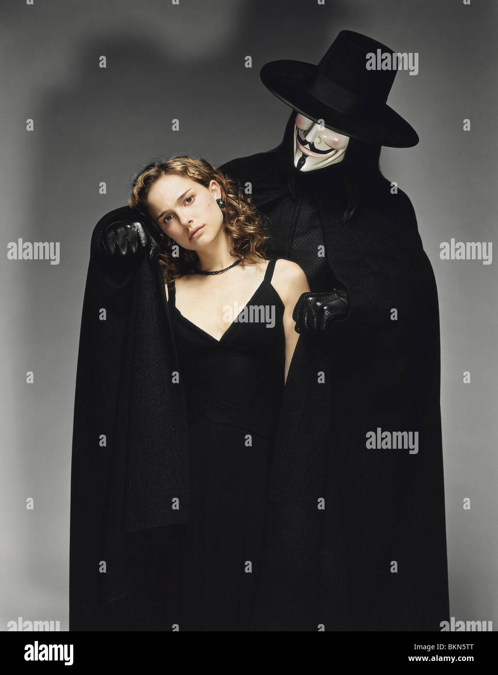 V FOR VENDETTA (2005) NATALIE PORTMAN, HUGO WEAVING VFOR 001-32 Stock Photo  - Alamy