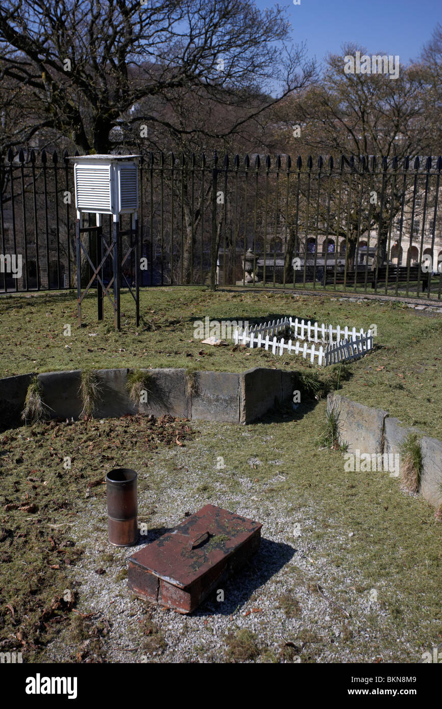 Stevenson screen weather station hi-res stock photography and images ...
