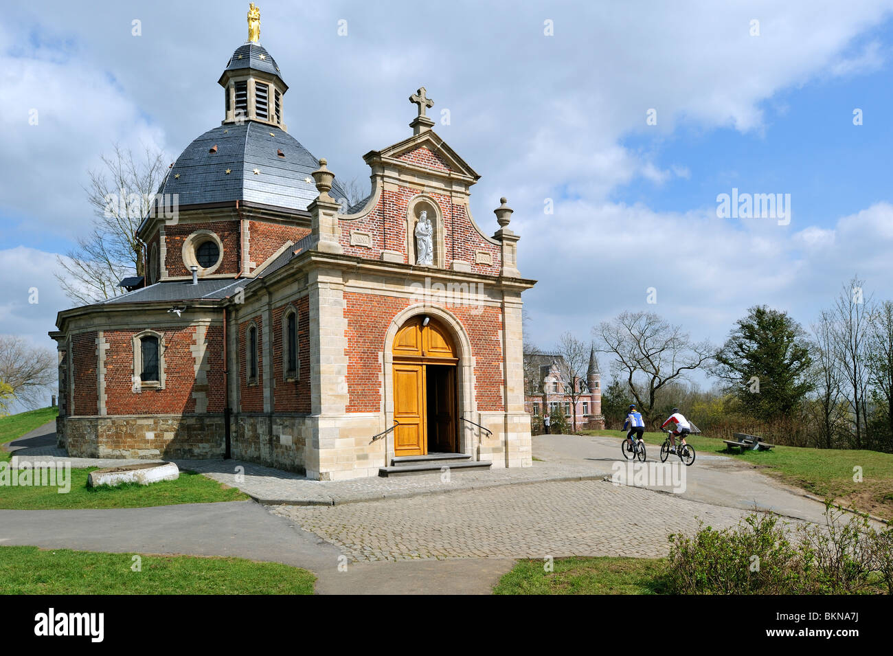Cyclists on top of The Muur van Geraardsbergen / Grammont and the chapel  Our Lady of the Old Mountain, Belgium Stock Photo - Alamy