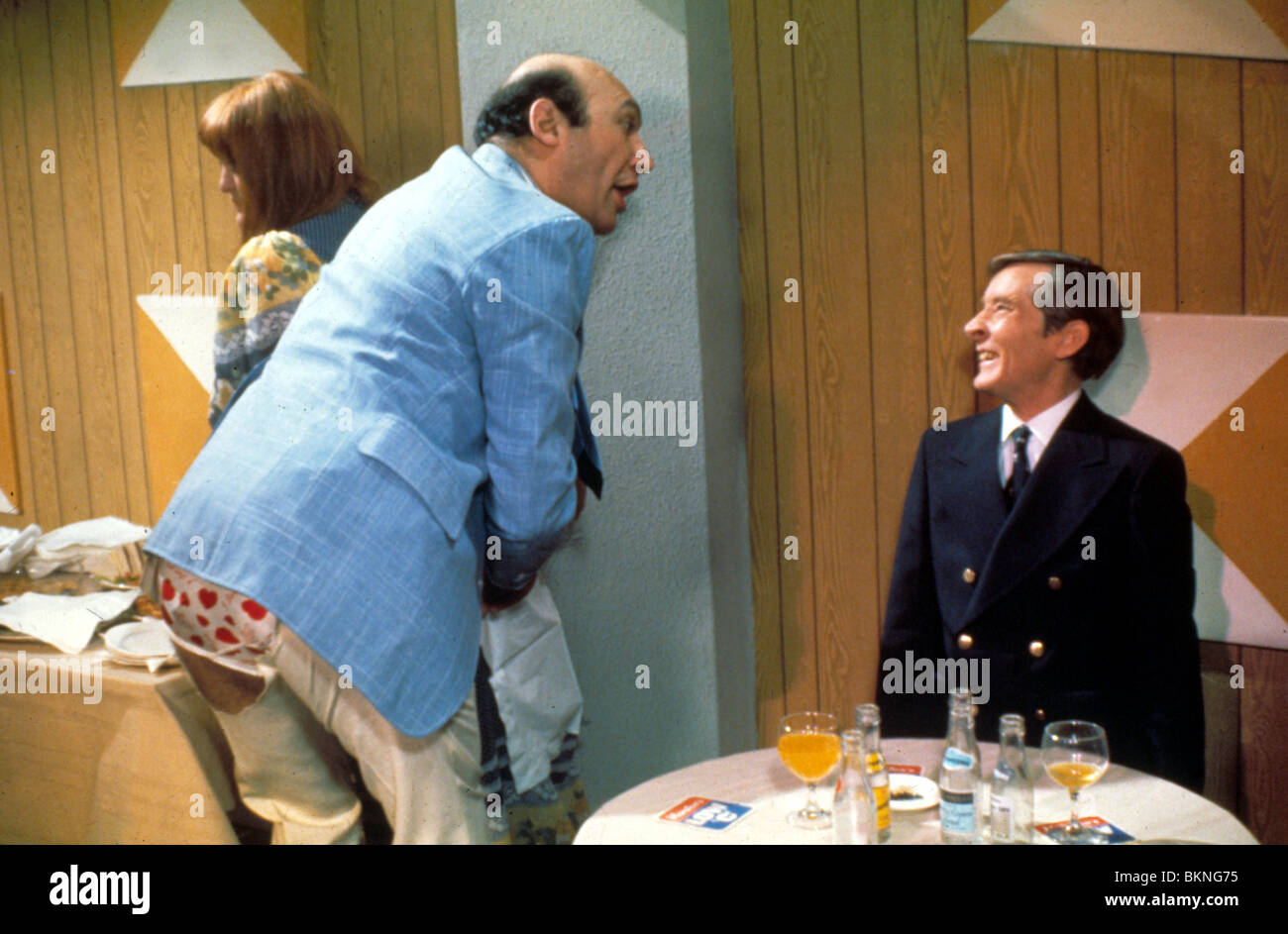 CARRY ON BEHIND (1975) PATSY ROWLANDS, BERNARD BRESSLAW, KENNETH WILLIAMS COBH 002 Stock Photo