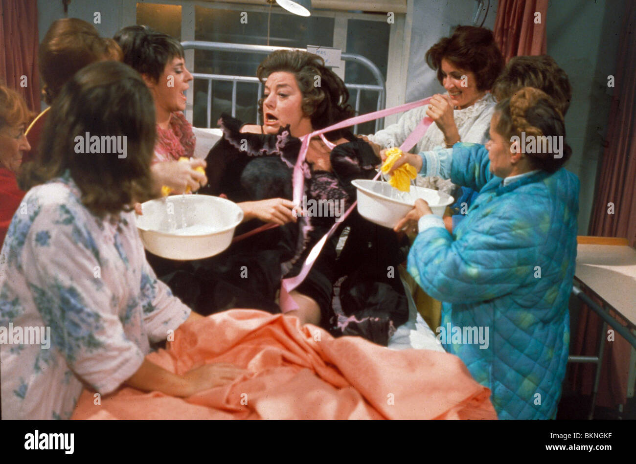 CARRY ON DOCTOR (1968) DILYS LAYE, HATTIE JACQUES CRDC 008 Stock Photo