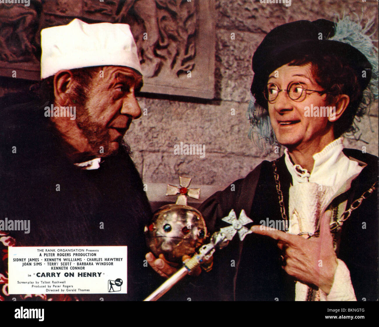 CARRY ON HENRY (1972) SID JAMES, CHARLES HAWTREY COHY 006FOH Stock