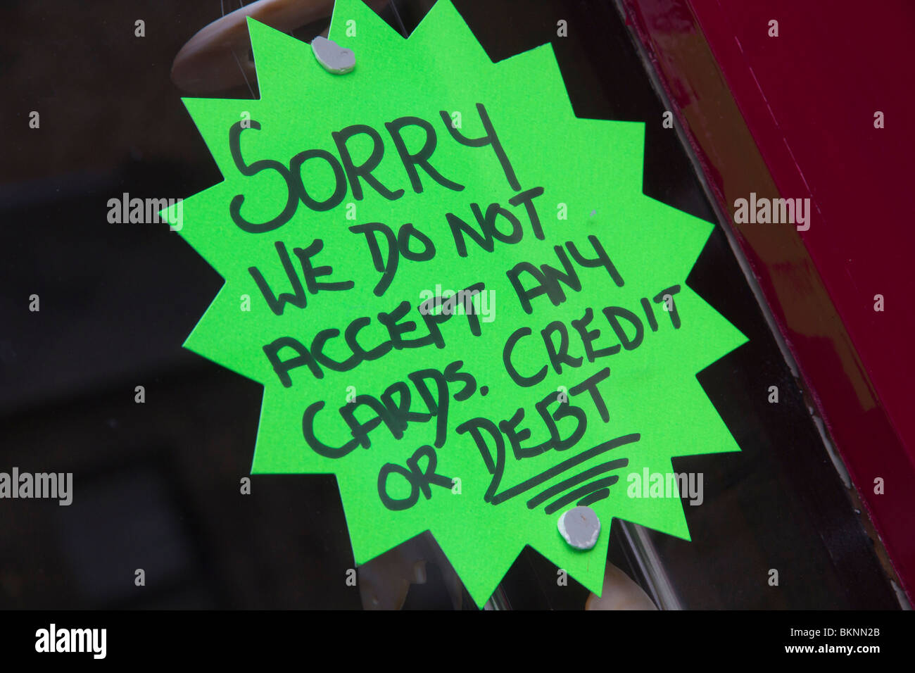 Why are debit cards not accepted? Leia aqui Why can’t I buy stuff online with my debit card