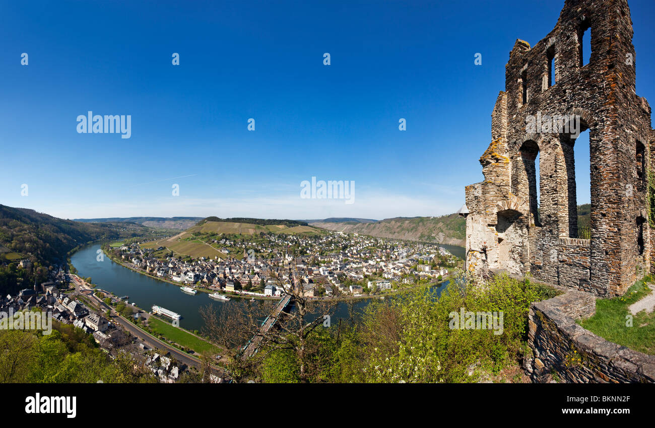 panoramic view of Traben-Trarbach on the Mosel river and the ruins of Grevenburg castle Stock Photo