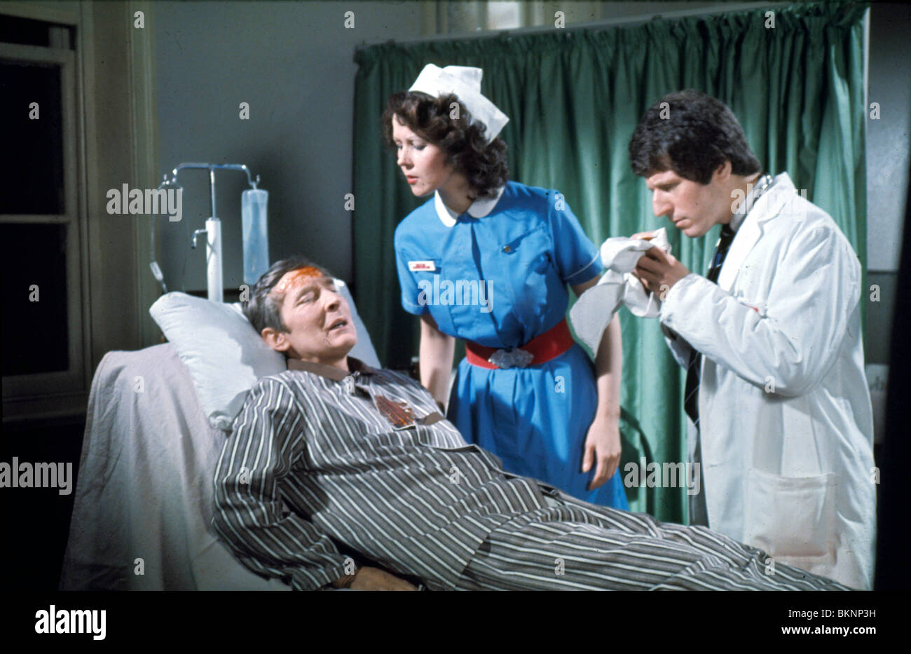 CARRY ON BEHIND (1975) KENNETH WILLIAMS, LINDA HOOKS, GEORGE LAYTON FOBH 001 Stock Photo