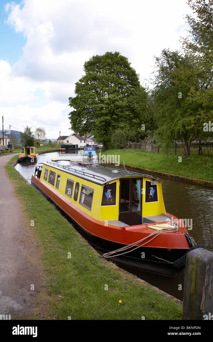 Stationary canal narrow boats hi-res stock photography and images - Alamy