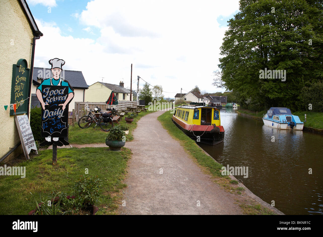 Stationary canal narrow boat boats hi-res stock photography and images ...