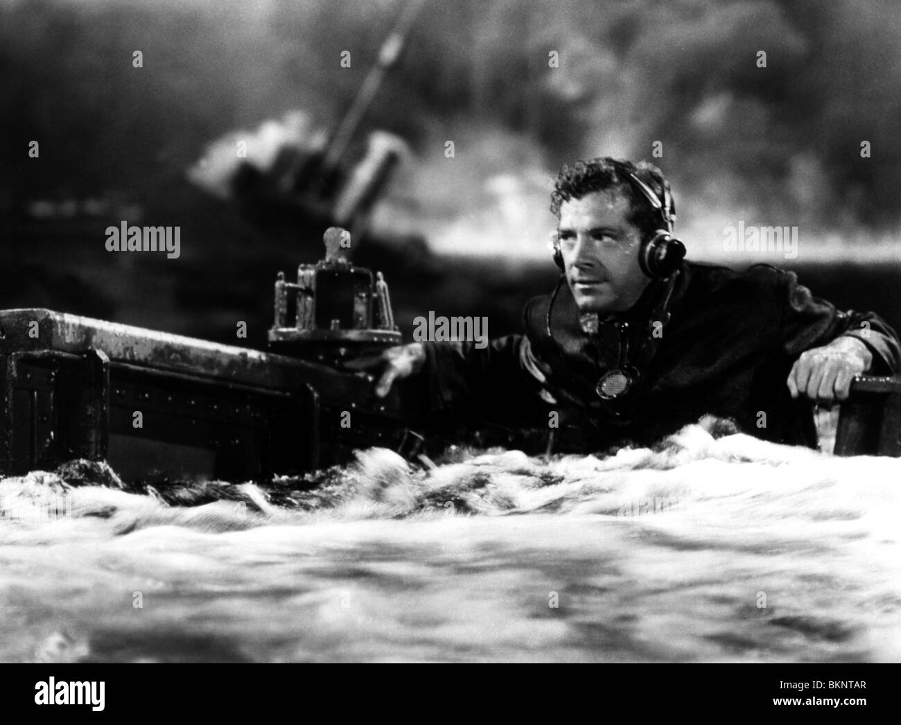 CRASH DIVE (1943) DANA ANDREWS ARCHIE MAYO (DIR) CRHD 002P Stock Photo