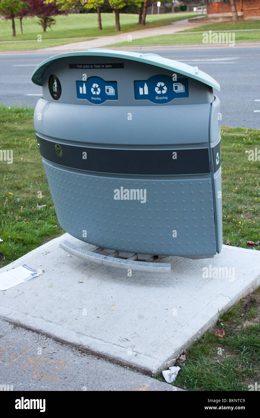 Green recycle bin hires stock photography and images Alamy