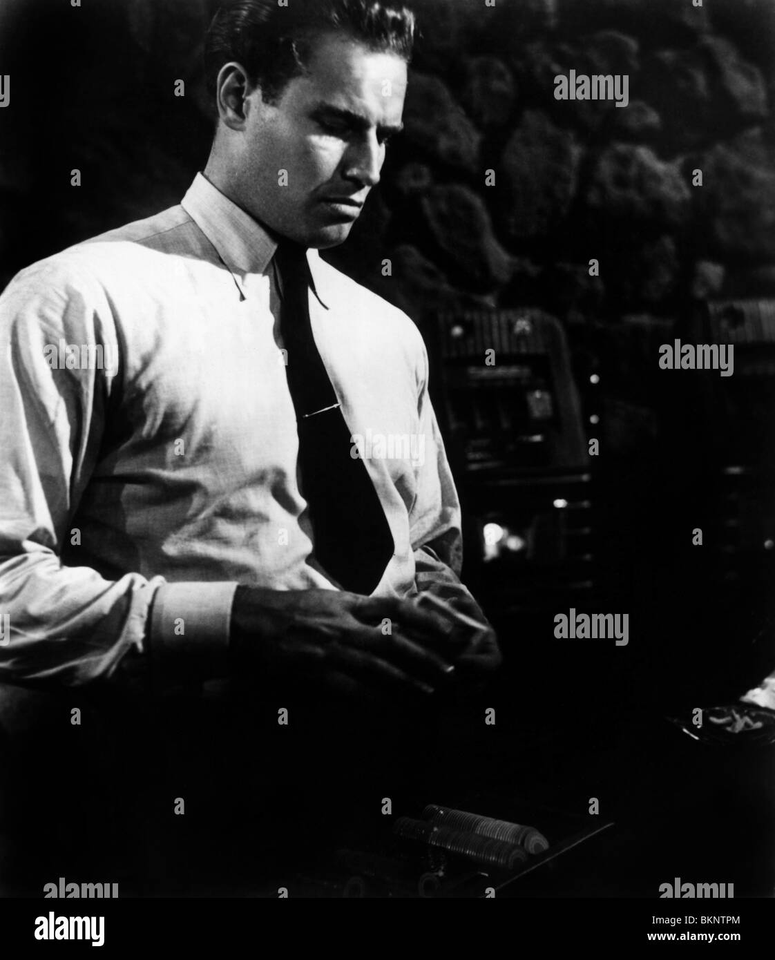 Dark city 1950 charlton heston hi-res stock photography and images - Alamy