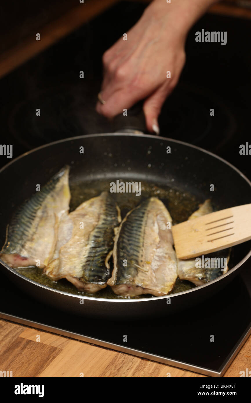 Cooked mackerel fillets hires stock photography and images Alamy