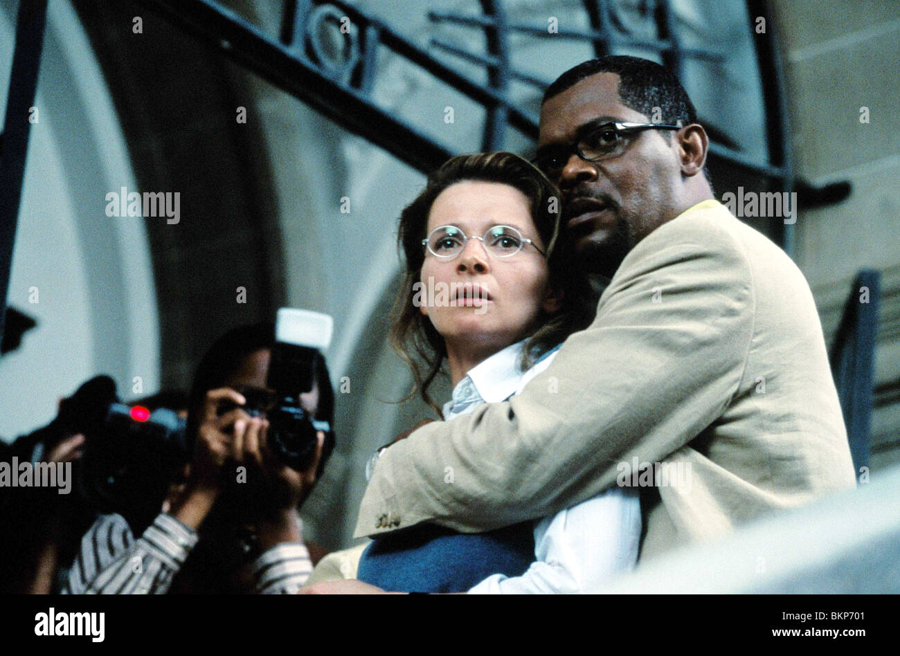 IN MY COUNTRY (2004) COUNTRY OF MY SKULL (ALT) JULIETTE BINOCHE, SAMUEL L JACKSON INMC 001-04 Stock Photo