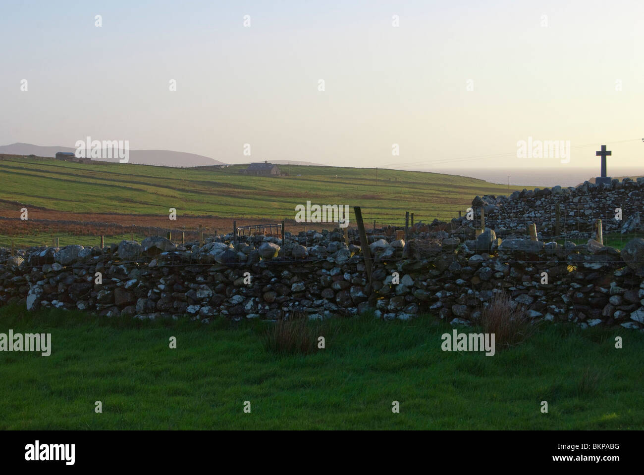 mur et croix dans la campagne irlandaise, wall and cross in irish countryside Stock Photo