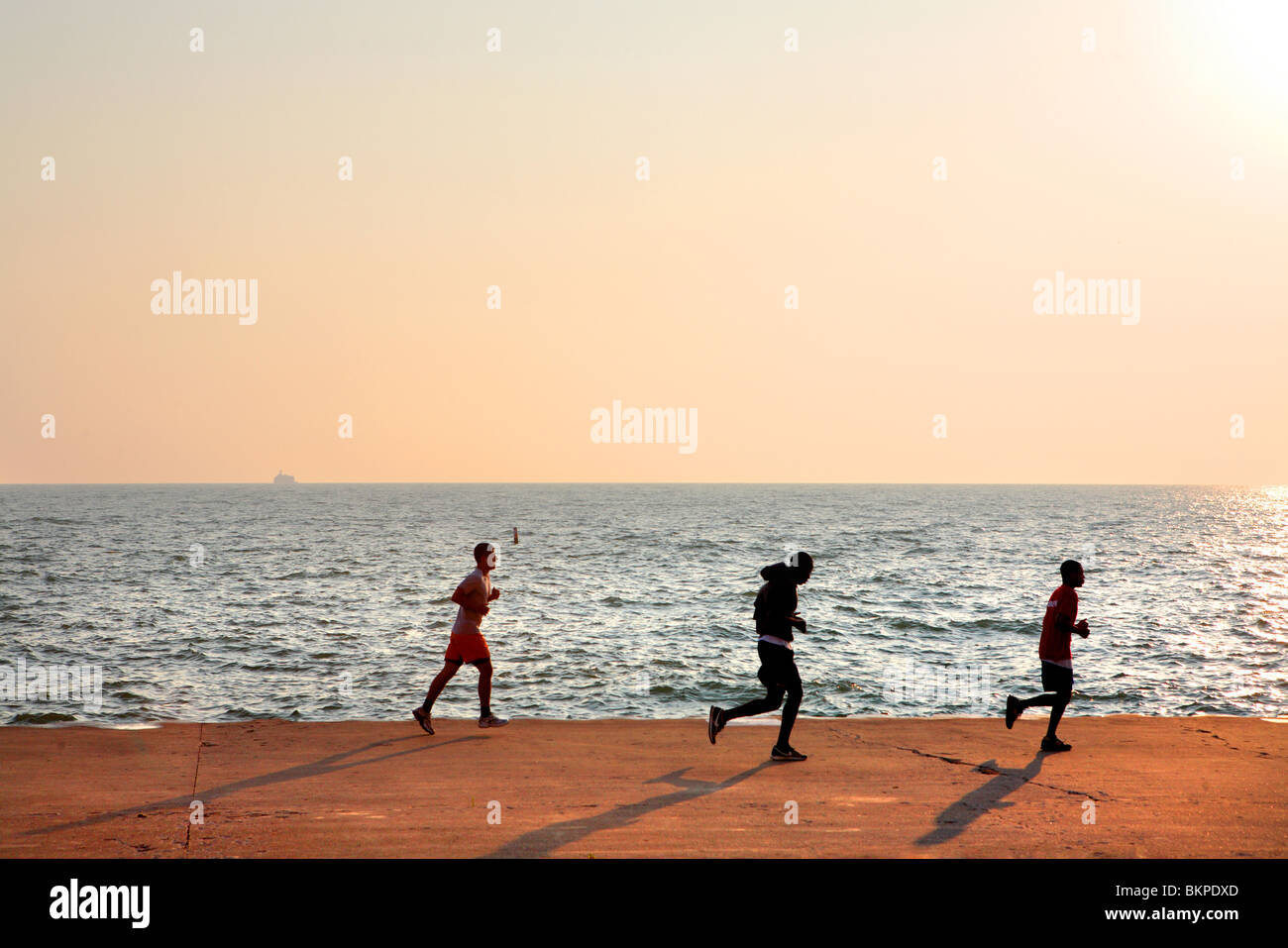 RUNNERS AT THE CHICAGO DOWNTOWN LAKEFRONT ; CHICAGO, ILLINOIS, USA  Stock Photo