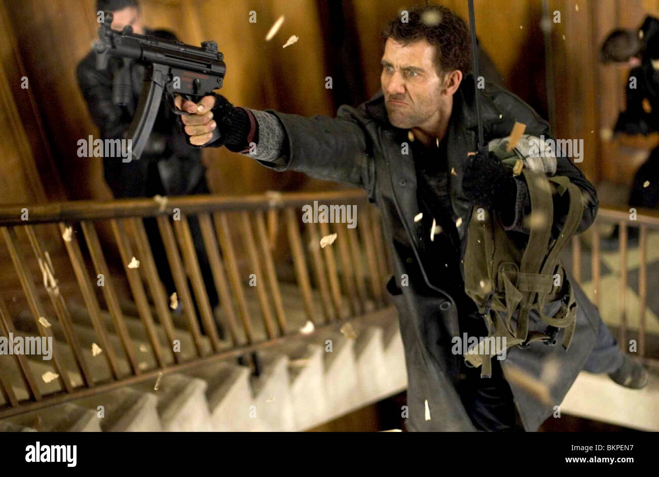 SHOOT 'EM UP (2007) CLIVE OWEN MICHAEL DAVIS (DIR) SEMU 002 Stock Photo