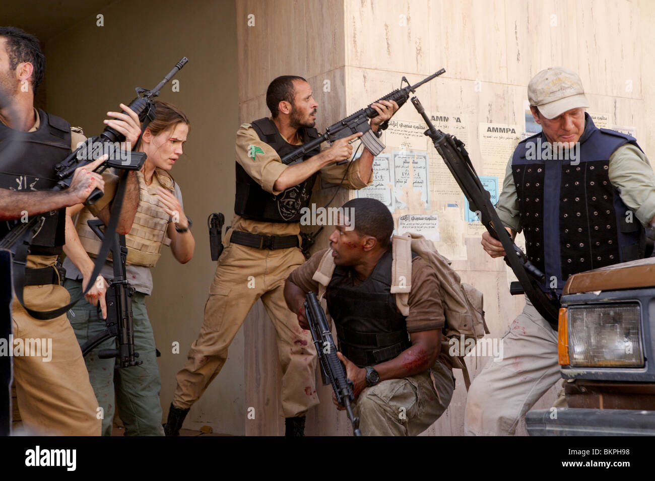 THE KINGDOM (2007) JANET MAYES, ALI SULIMAN, JAMIE FOXX, CHRIS COOPER PETER BERG (DIR) TKIN 001 Stock Photo