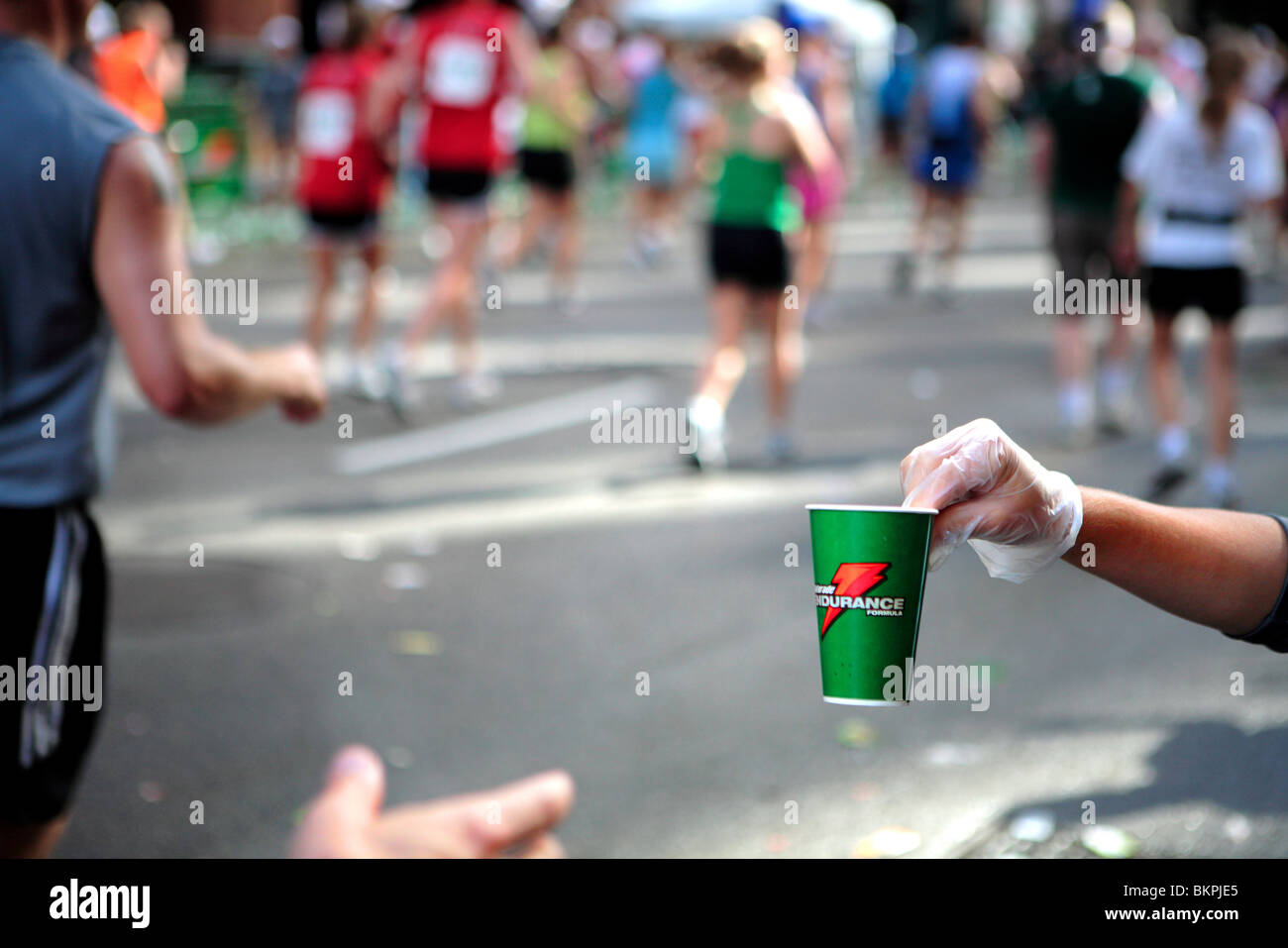 CHICAGO MARATHON ; ONE OF THE CHICAGO MARATHON STAFF MEMBERS HANDING A CUP OF ENERGY DRINK TO A RUNNER Stock Photo