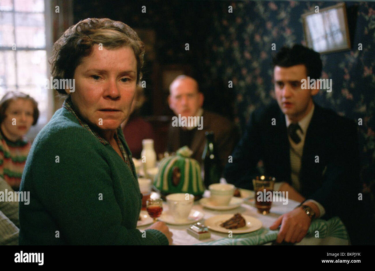 VERA DRAKE (2004) IMELDA STAUNTON VERA 001-02 Stock Photo - Alamy