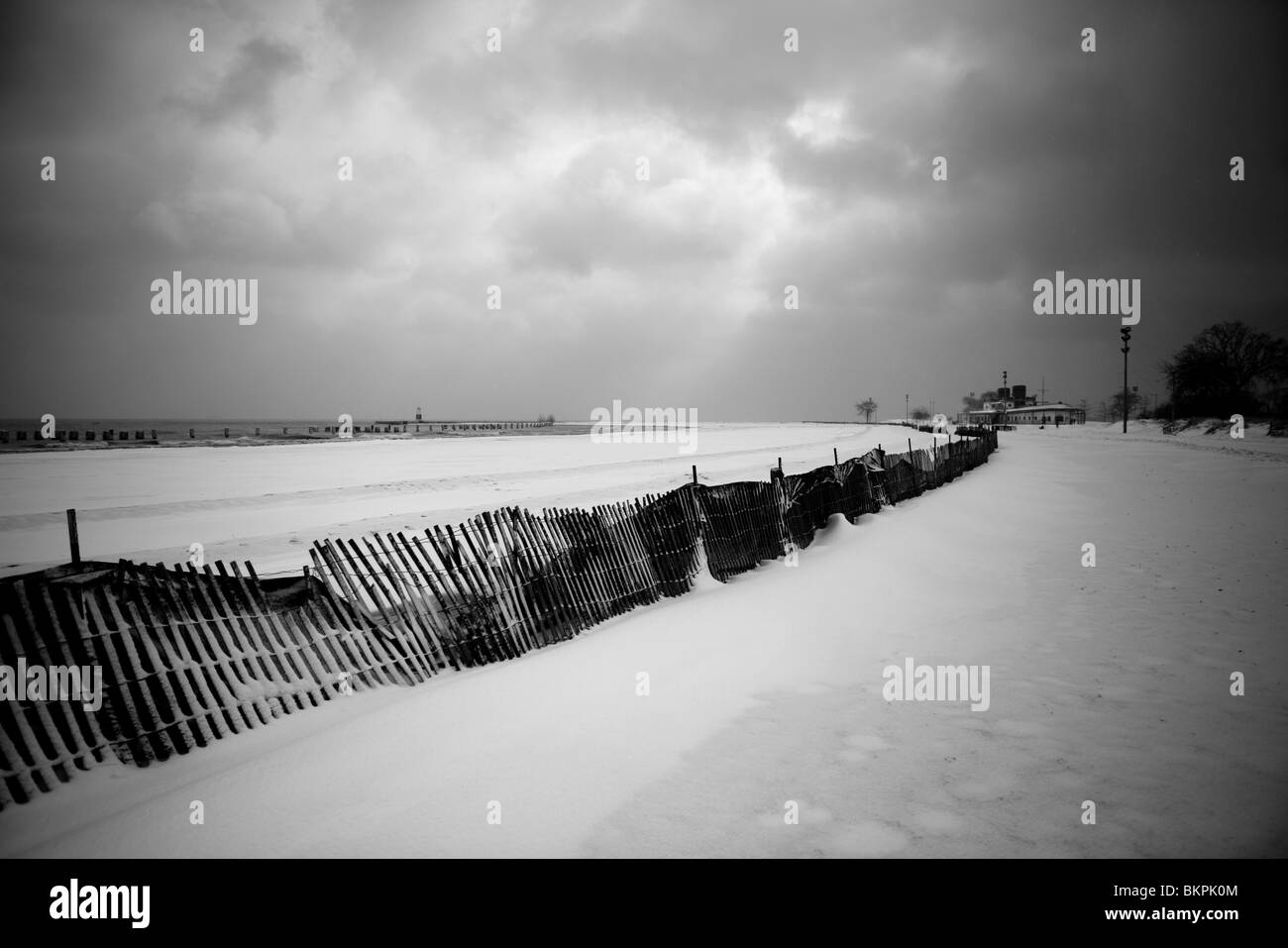 270-6498-20 NORTH AVENUE BEACH IN WINTER, CHICAGO, ILLINOIS Stock Photo