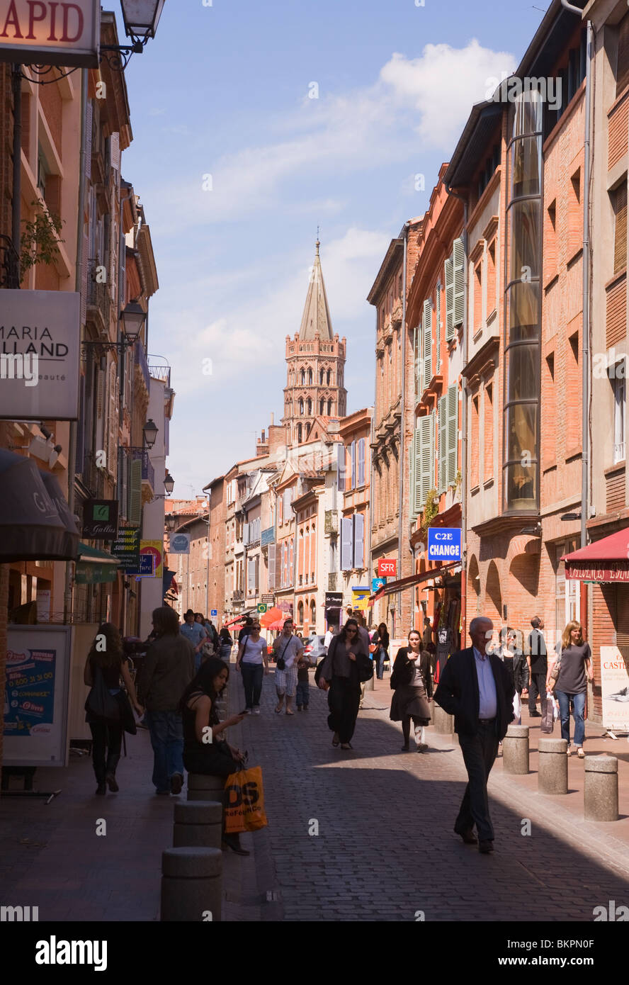 The Narrow Busy Rue du Taur in the Centre of Toulouse Haute-Garonne Midi-Pyrenees France Stock Photo