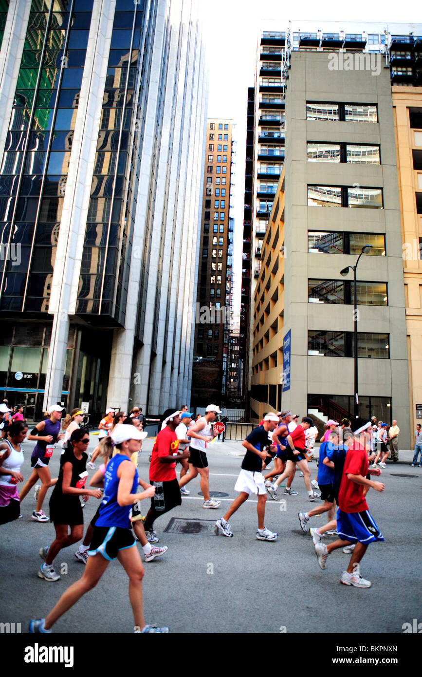 CHICAGO MARATHON ; RUNNERS IN DOWNTOWN, CHICAGO, ILLINOIS, USA Stock Photo