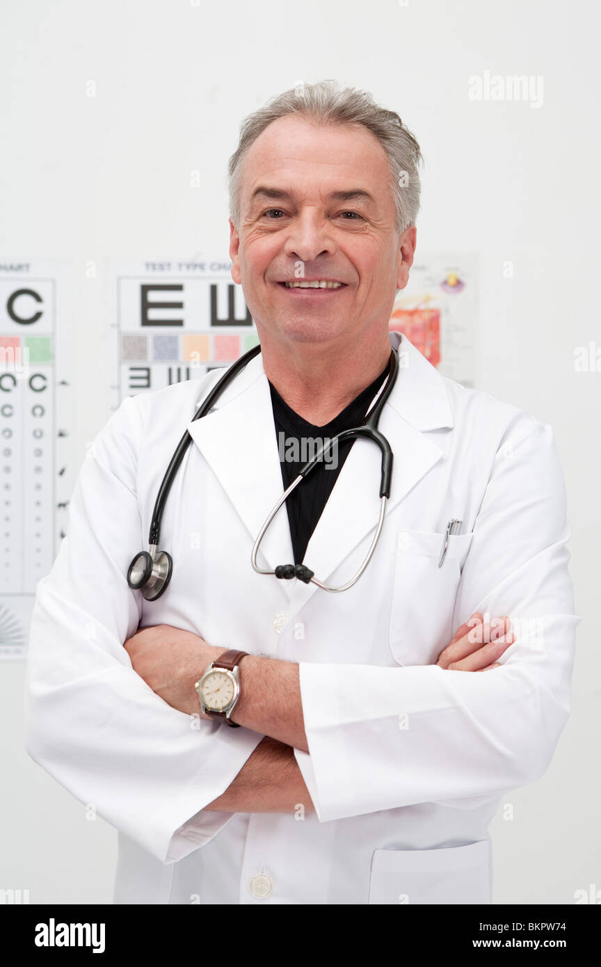 Doctor standing arms crossed hi-res stock photography and images - Alamy