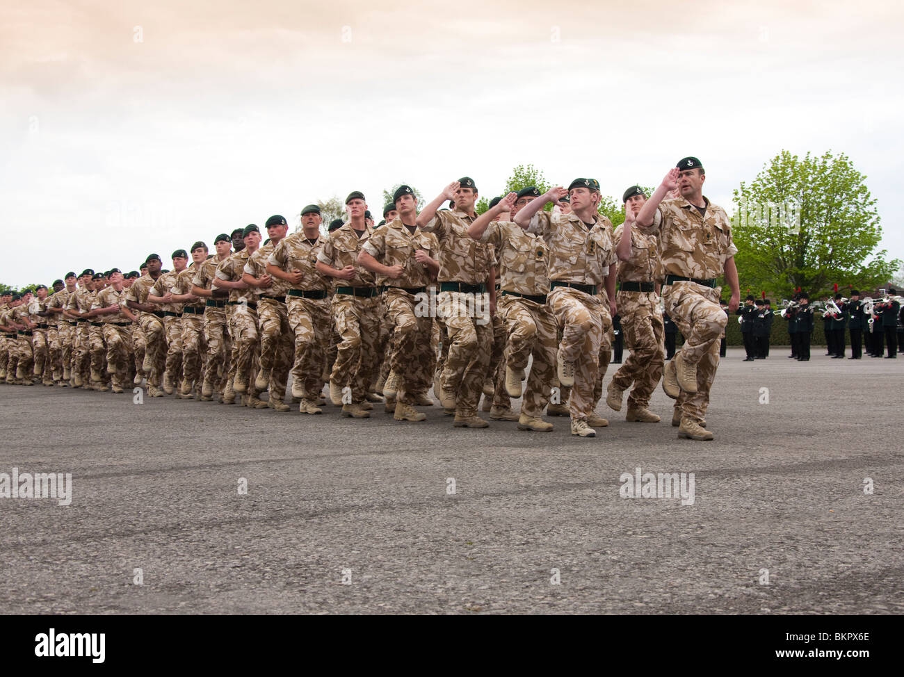 The British Armies 4th Battalion The Rifles on parade at Bulford Camp's Kiwi Barracks parade ground in desert kit Stock Photo