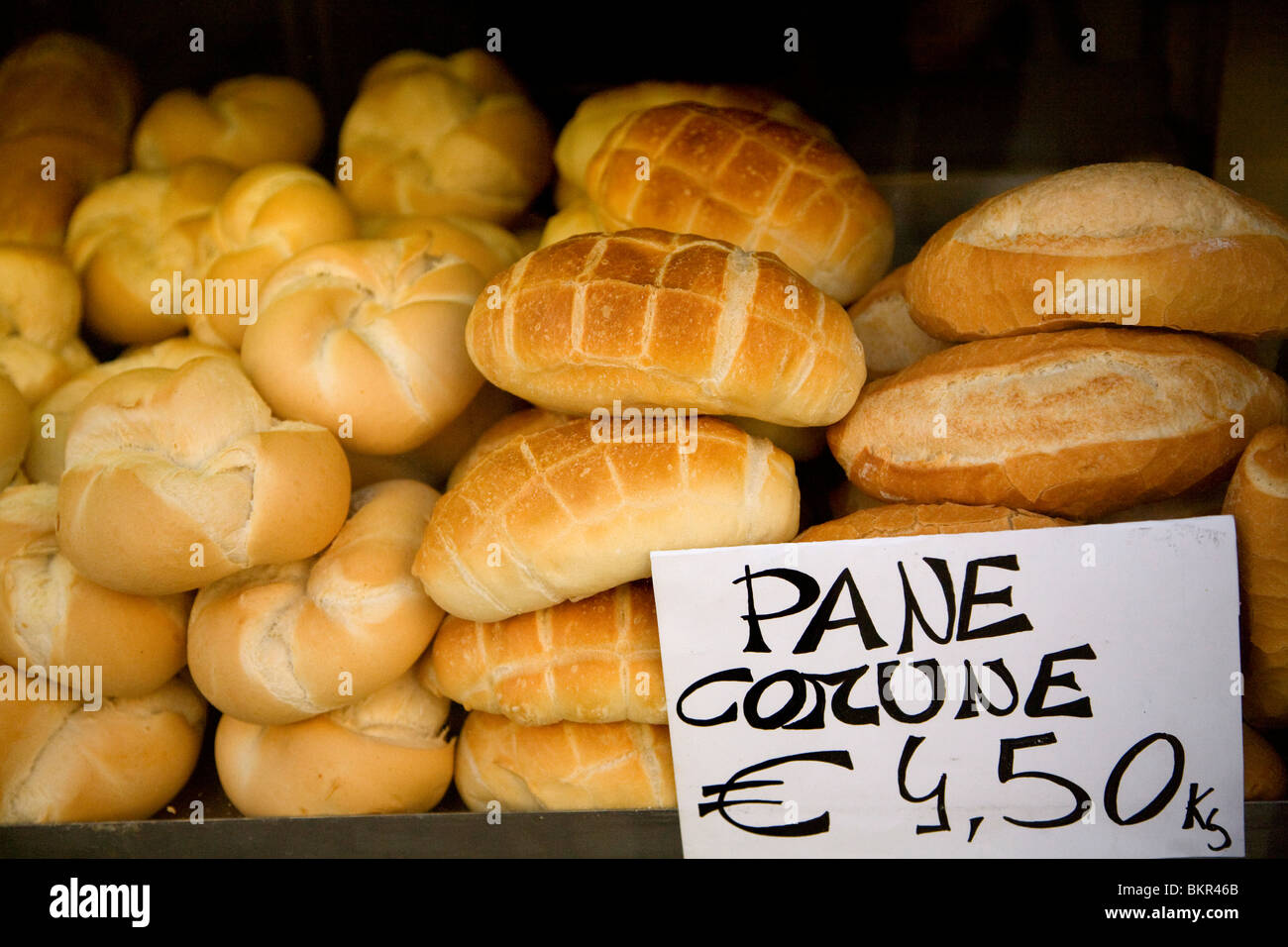 Italy, Veneto, Venice; Bread on display in a baker's window with the notice  - 'Pane comune', literally plain bread Stock Photo - Alamy