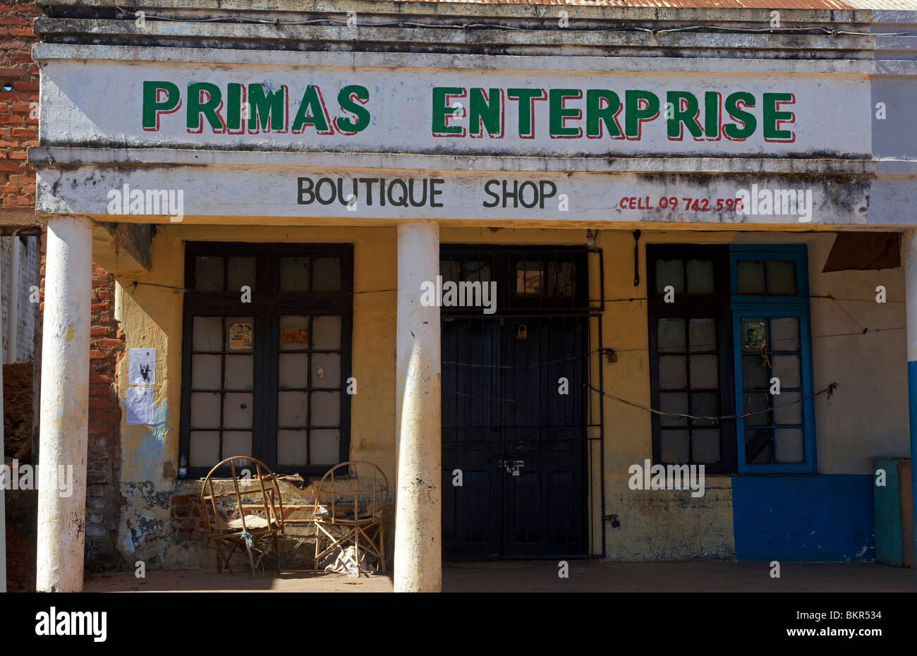 Malawi, Zomba. Ramshackle 'Boutique' shop in the centre of Malawi's fomer capital of Zomba Stock Photo
