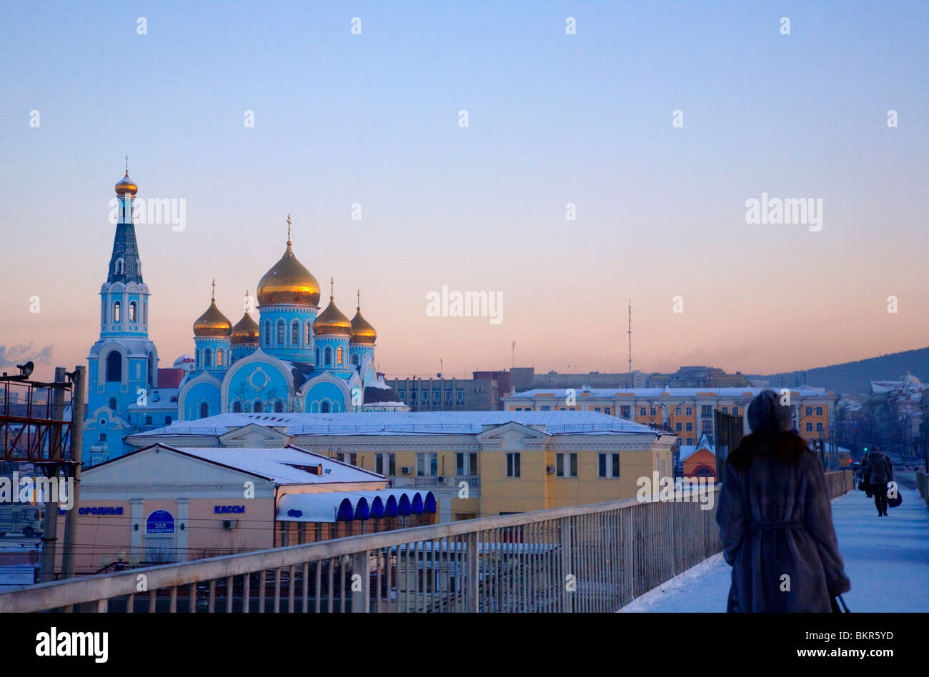 Talaba ozining VK telefonida kokraklarini suratga oladi.